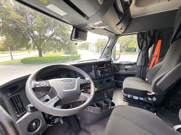 2023 Freightliner Cascadia in Garland, TX — photo 10