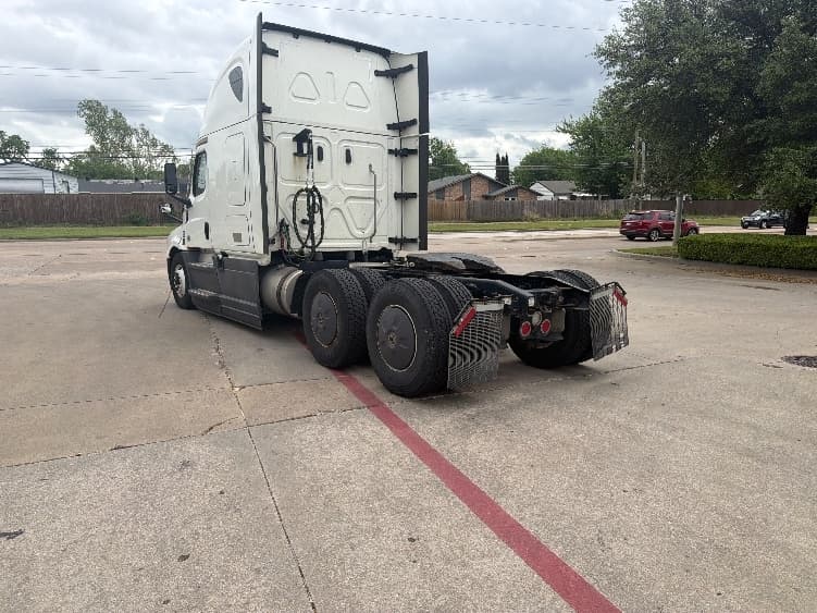 2023 Freightliner Cascadia in Garland, TX — photo 5