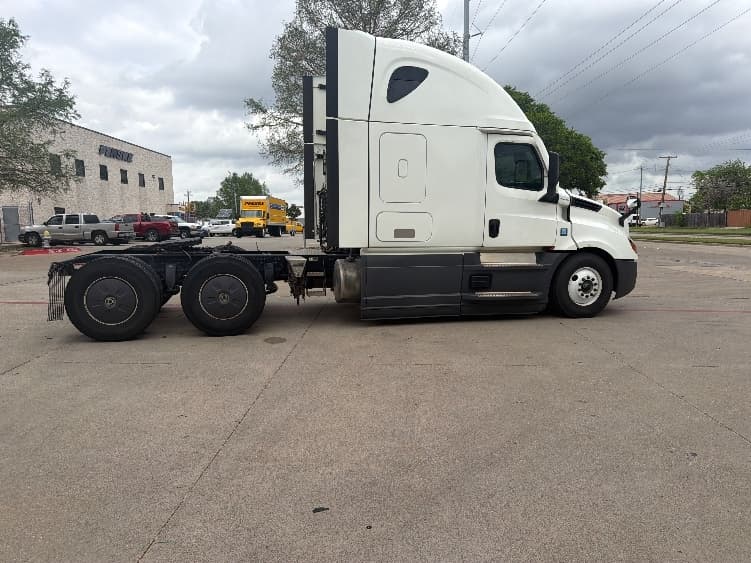 2023 Freightliner Cascadia in Garland, TX — photo 8