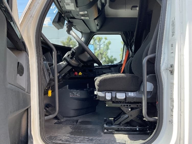 2023 Freightliner Cascadia in Torrance, CA — photo 10