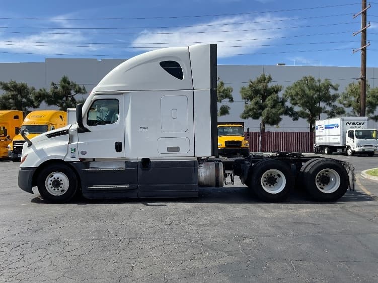 2023 Freightliner Cascadia in Torrance, CA — photo 4