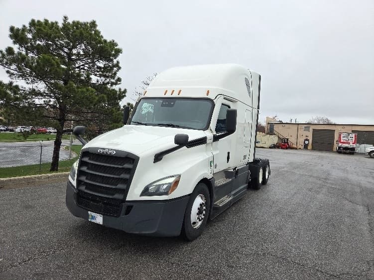 2023 Freightliner Cascadia in Kansas City, MO — photo 3