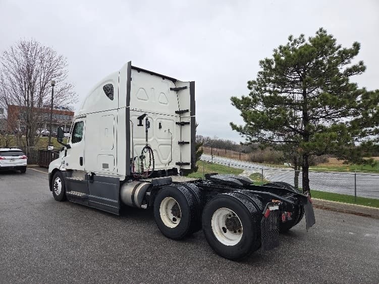 2023 Freightliner Cascadia in Kansas City, MO — photo 5