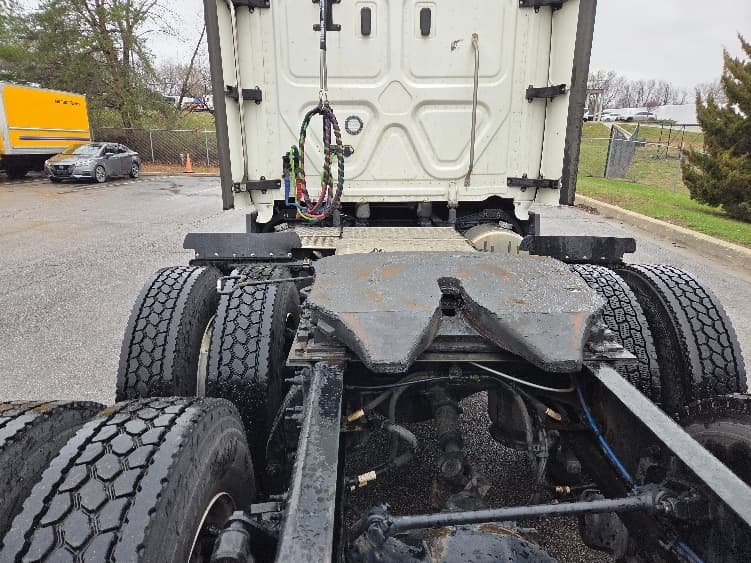 2023 Freightliner Cascadia in Kansas City, MO — photo 6