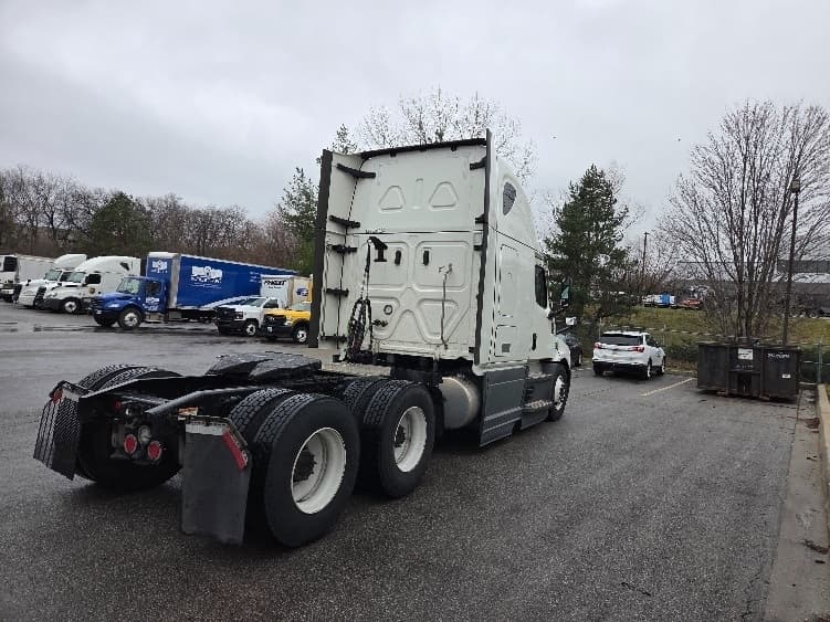 2023 Freightliner Cascadia in Kansas City, MO — photo 7