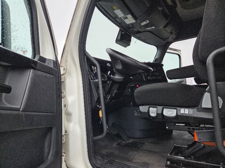 2023 Freightliner Cascadia in Kansas City, MO — photo 9