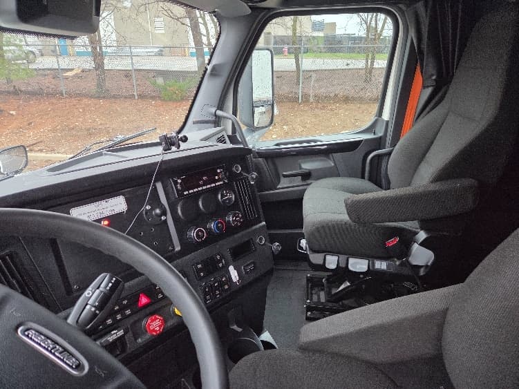 2023 Freightliner Cascadia in Kansas City, MO — photo 10