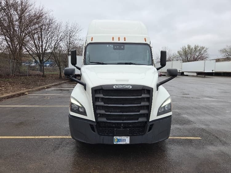 2023 Freightliner Cascadia in Kansas City, MO — photo 2