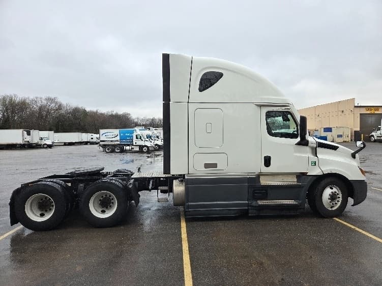 2023 Freightliner Cascadia in Kansas City, MO — photo 8