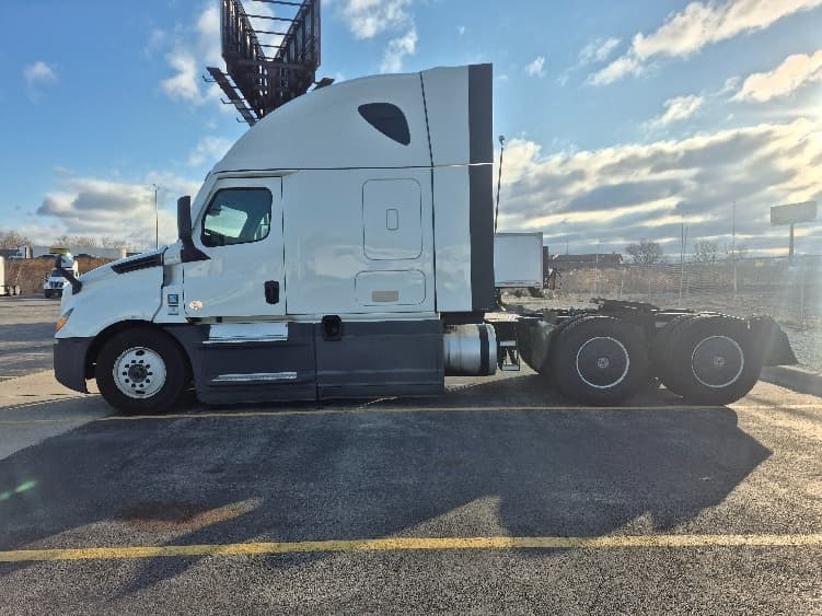 2023 Freightliner Cascadia in La Porte, IN — photo 4