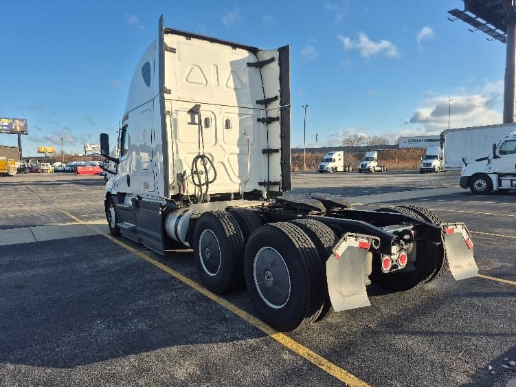 2023 Freightliner Cascadia in La Porte, IN — photo 5