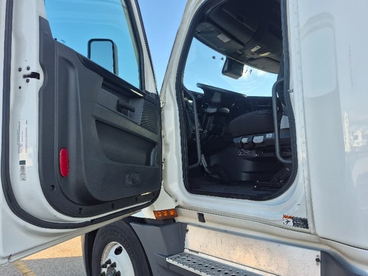 2023 Freightliner Cascadia in La Porte, IN — photo 9