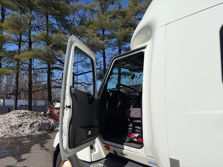 2023 International LT in Dayton, NJ — photo 9
