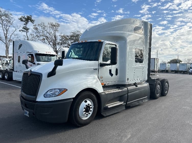 2023 International LT in Jacksonville, FL — photo 3