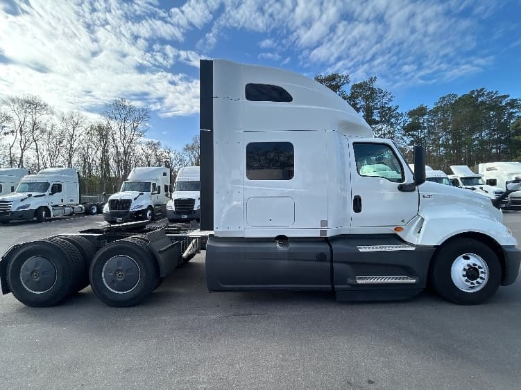 2023 International LT in Jacksonville, FL — photo 8