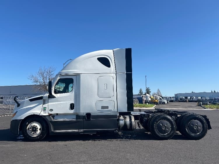 2023 Freightliner Cascadia in West Sacramento, CA — photo 4