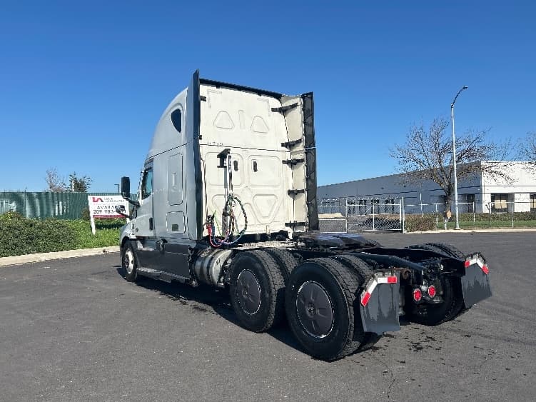 2023 Freightliner Cascadia in West Sacramento, CA — photo 5