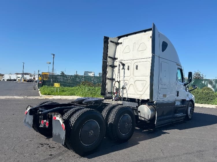 2023 Freightliner Cascadia in West Sacramento, CA — photo 7