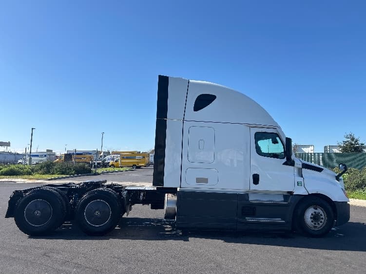 2023 Freightliner Cascadia in West Sacramento, CA — photo 8
