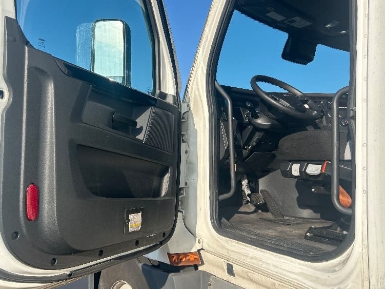 2023 Freightliner Cascadia in West Sacramento, CA — photo 9