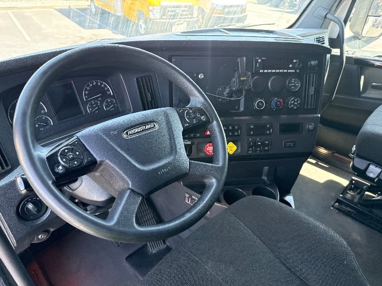 2023 Freightliner Cascadia in Fontana, CA — photo 10