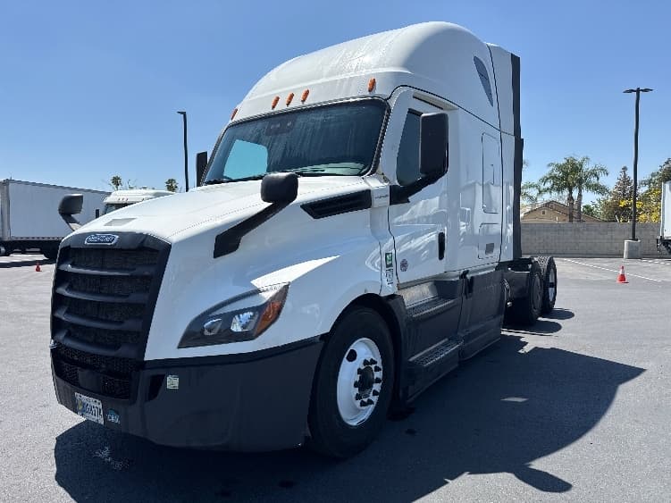 2023 Freightliner Cascadia in Fontana, CA — photo 3