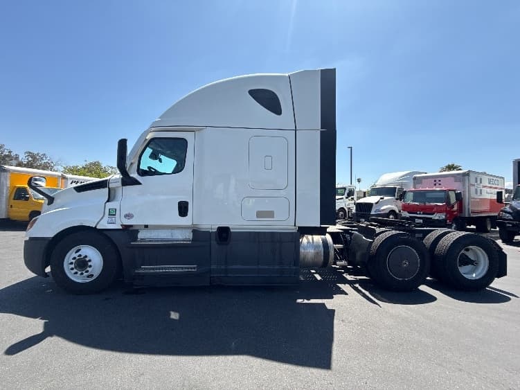 2023 Freightliner Cascadia in Fontana, CA — photo 4