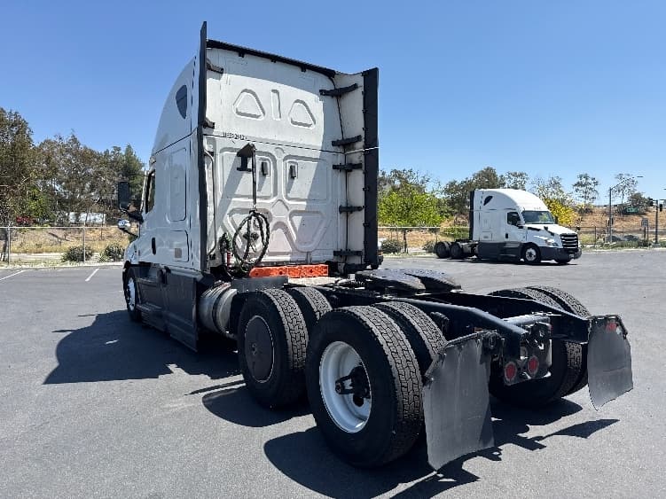 2023 Freightliner Cascadia in Fontana, CA — photo 5