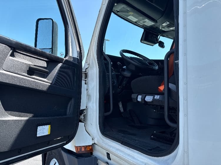 2023 Freightliner Cascadia in Fontana, CA — photo 9