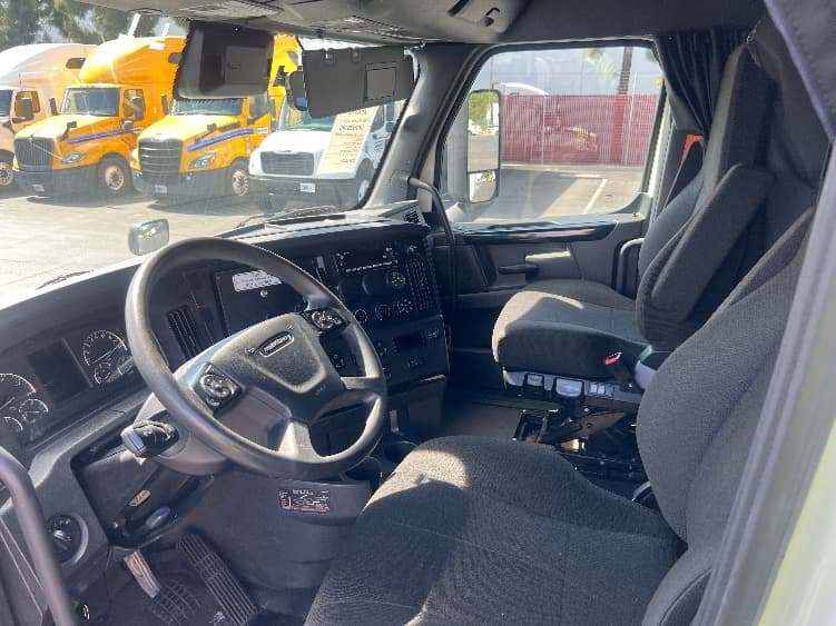 2023 Freightliner Cascadia in Torrance, CA — photo 10