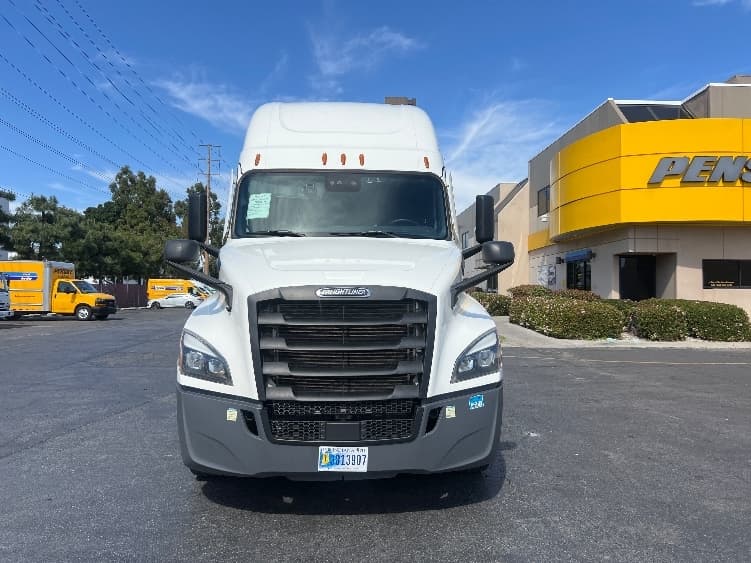 2023 Freightliner Cascadia in Torrance, CA — photo 2