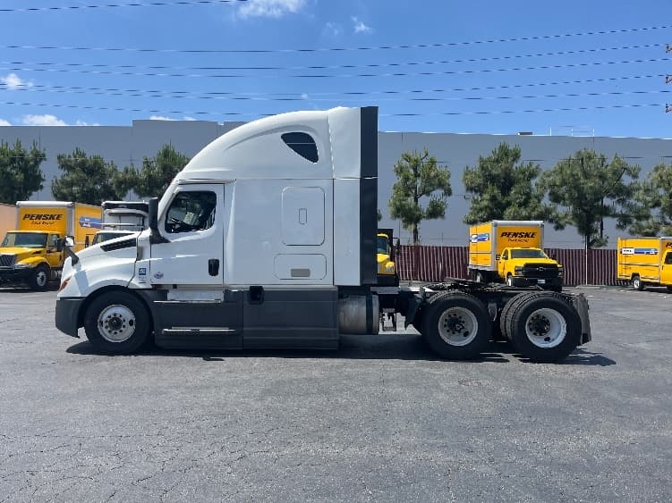 2023 Freightliner Cascadia in Torrance, CA — photo 4