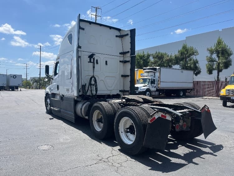 2023 Freightliner Cascadia in Torrance, CA — photo 5