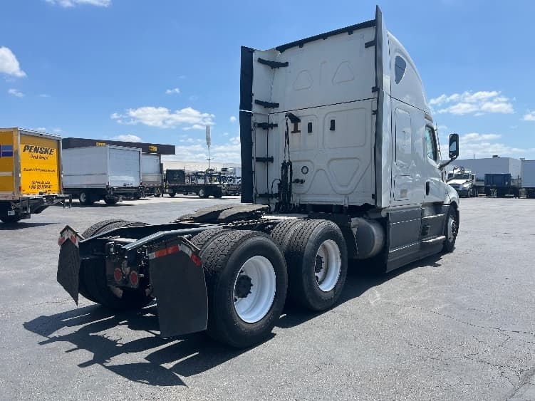 2023 Freightliner Cascadia in Torrance, CA — photo 7