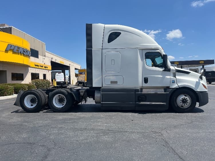 2023 Freightliner Cascadia in Torrance, CA — photo 8