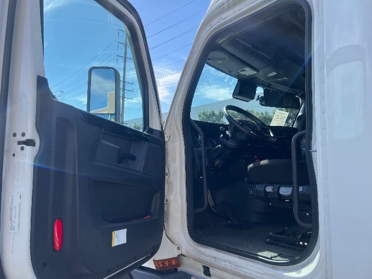 2023 Freightliner Cascadia in Torrance, CA — photo 9