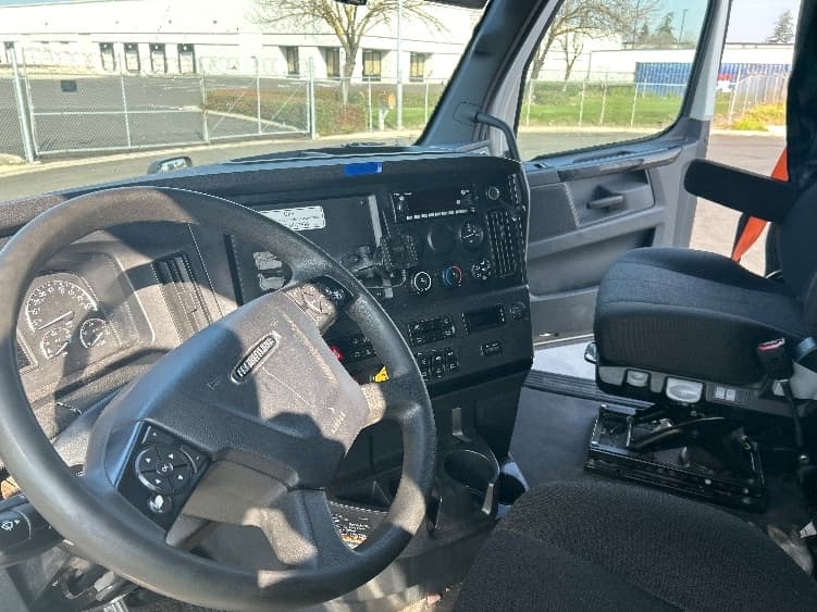 2023 Freightliner Cascadia in Stockton, CA — photo 10