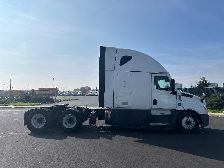 2023 Freightliner Cascadia in Stockton, CA — photo 8