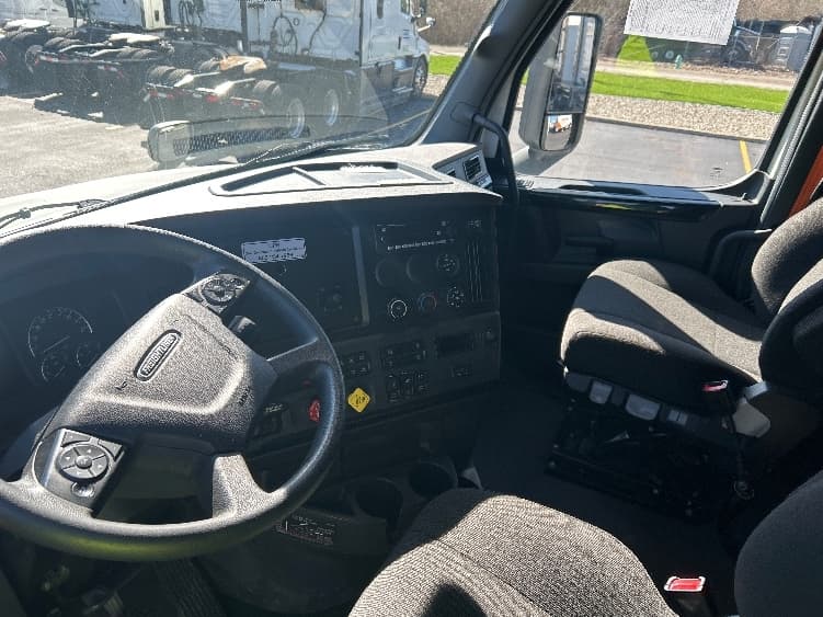 2023 Freightliner Cascadia in Indianapolis, IN — photo 10
