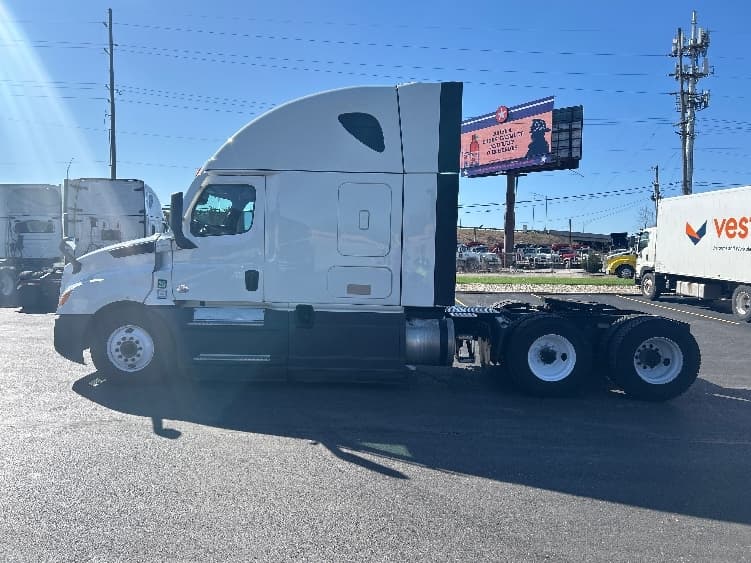 2023 Freightliner Cascadia in Indianapolis, IN — photo 4