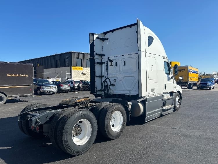 2023 Freightliner Cascadia in Indianapolis, IN — photo 7
