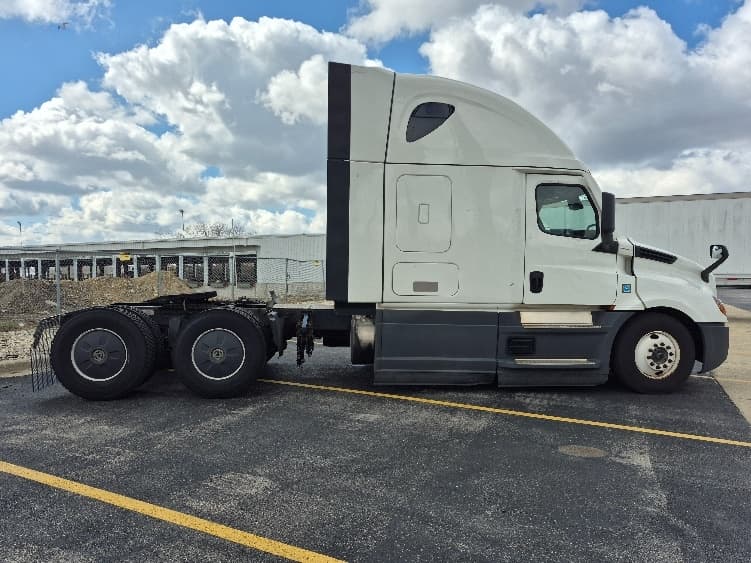 2023 Freightliner Cascadia in Chicago (Chicago Ridge), IL — photo 8