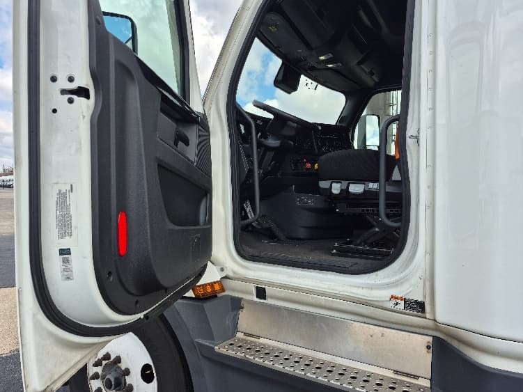 2023 Freightliner Cascadia in Chicago (Chicago Ridge), IL — photo 9