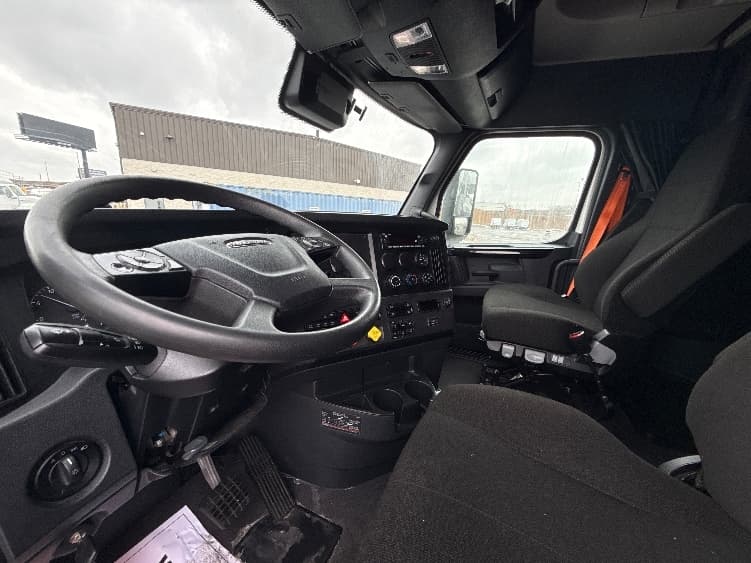 2023 Freightliner Cascadia in La Porte, IN — photo 10