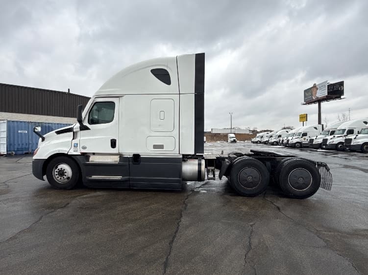 2023 Freightliner Cascadia in La Porte, IN — photo 4