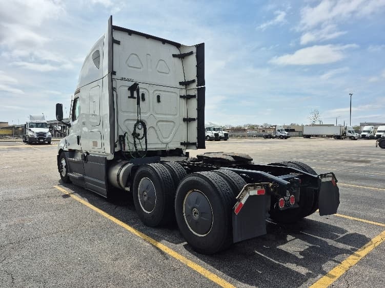 2023 Freightliner Cascadia in La Porte, IN — photo 5