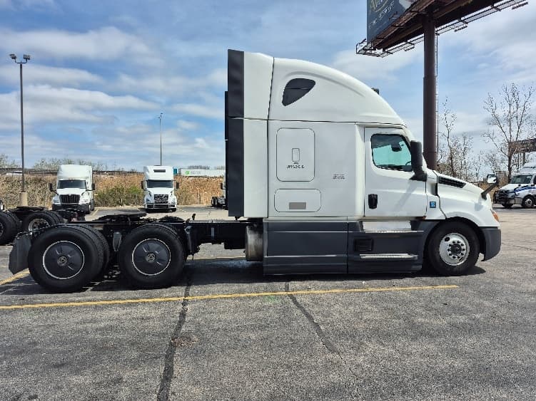 2023 Freightliner Cascadia in La Porte, IN — photo 8