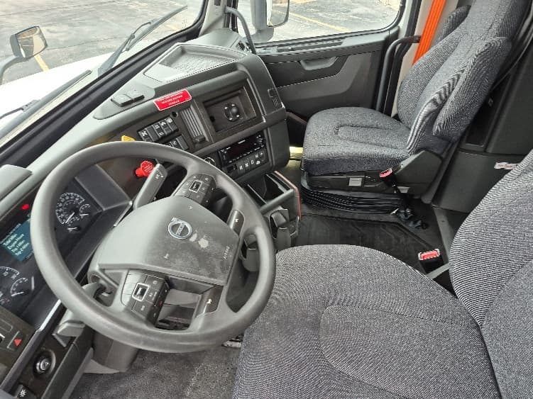 2023 Volvo VNL 760 in La Porte, IN — photo 10