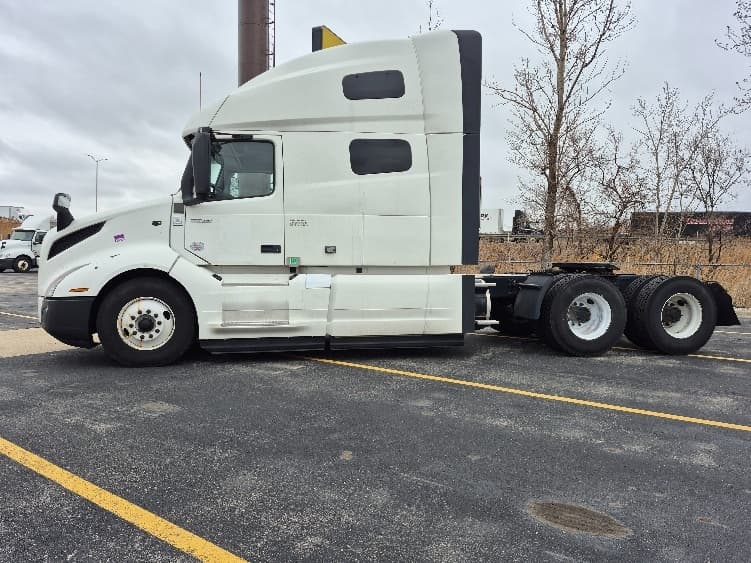 2023 Volvo VNL 760 in La Porte, IN — photo 4
