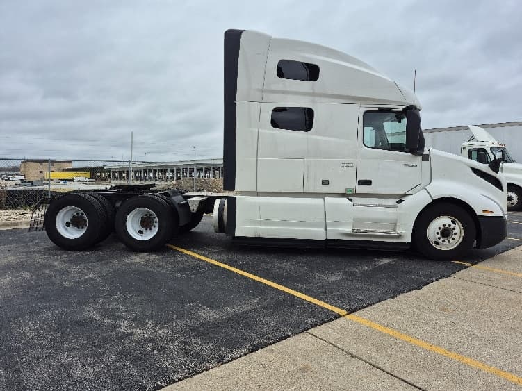 2023 Volvo VNL 760 in La Porte, IN — photo 8